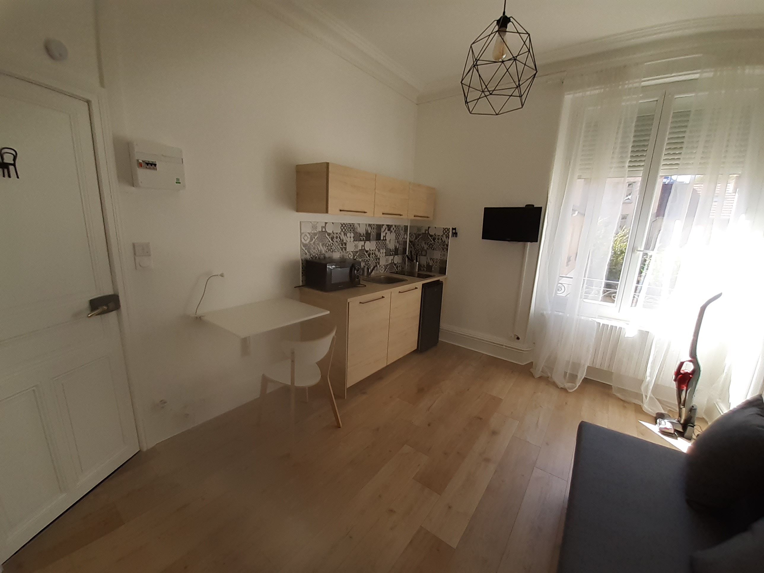 Studio meublé n°6 - 25 rue de Touraine - Vichy — photo 2