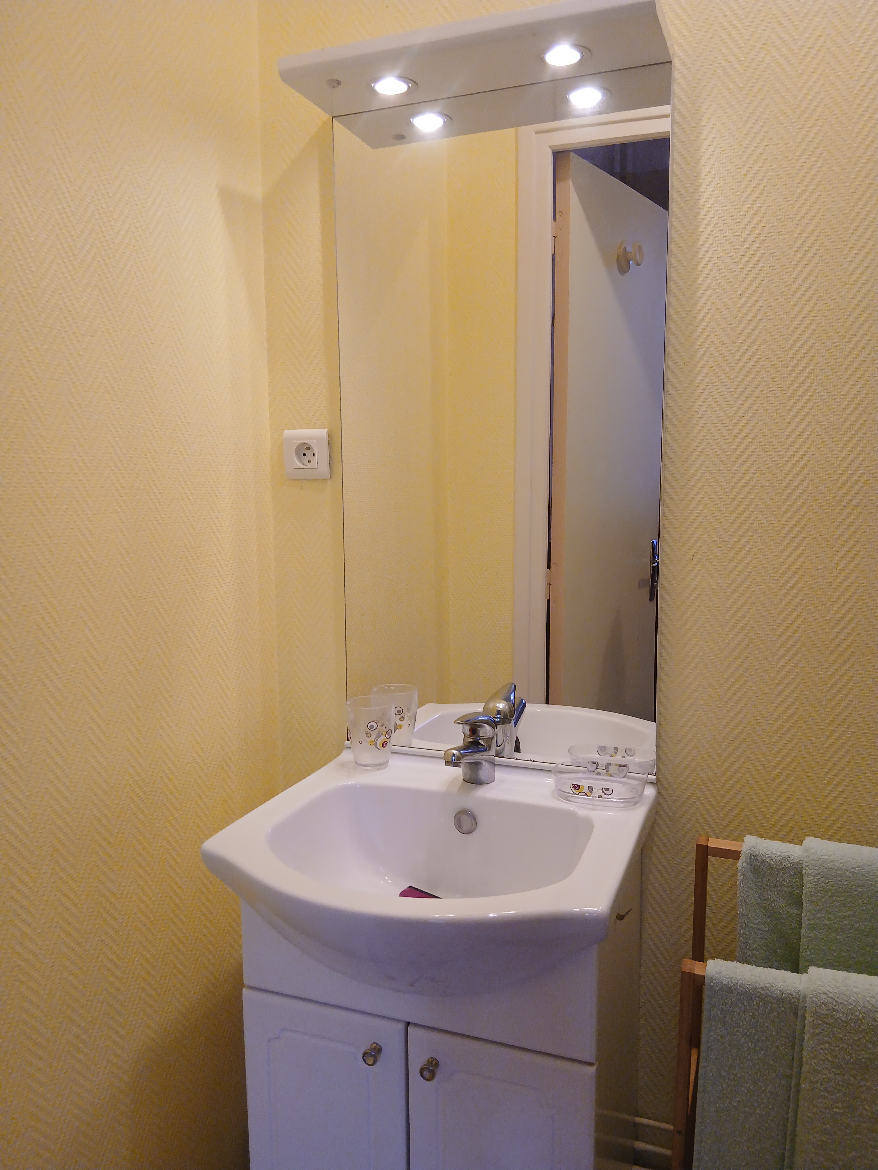 T1 meublé - 11 rue Besse - 1er étage - Vichy — photo 3